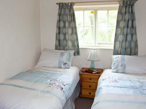 Self catering breaks at Gamekeepers Cottage in Bawsey, Norfolk