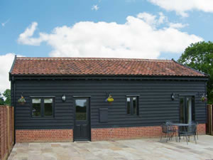 Self catering breaks at Owl Barn in Tivetshall St Margaret, Norfolk