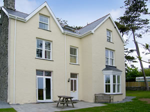 Self catering breaks at Tyddyn Goronwy in Talybont, Gwynedd